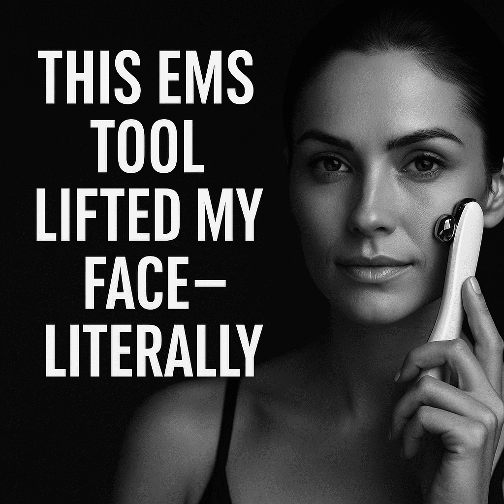 Imagen en blanco y negro de un dispositivo EMS para el rostro, con texto promocional en mayúsculas blancas que dice: "This EMS Tool Lifted My Face—Literally" sobre un fondo oscuro. La imagen transmite eficacia y simplicidad tecnológica para el cuidado facial.